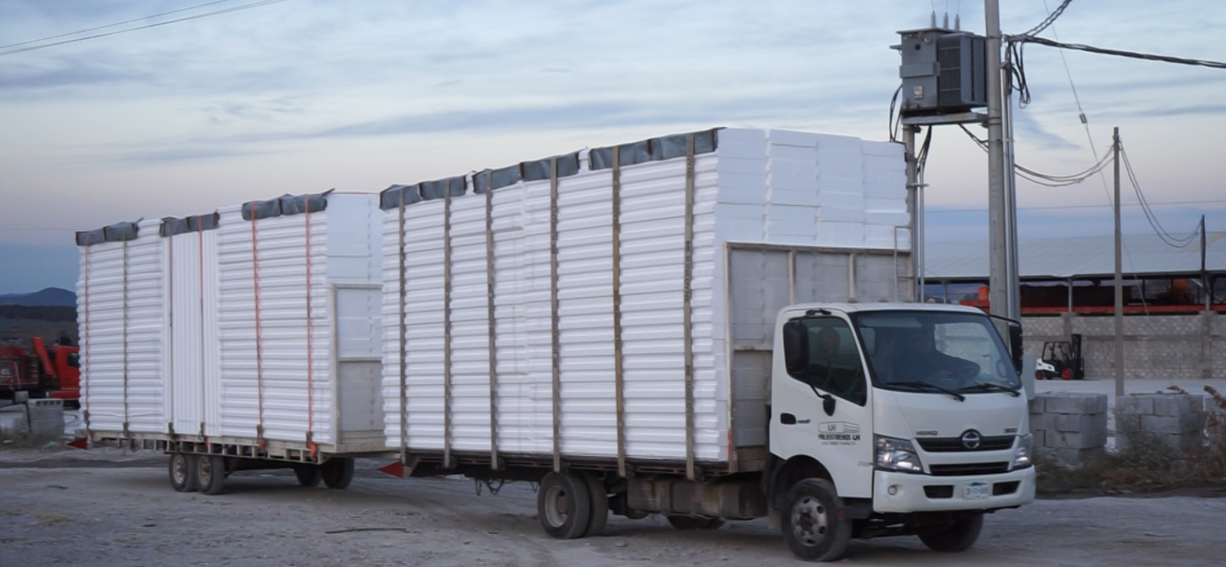 Camión Logonza cargado con bloques de EPS listo para entrega a obra.