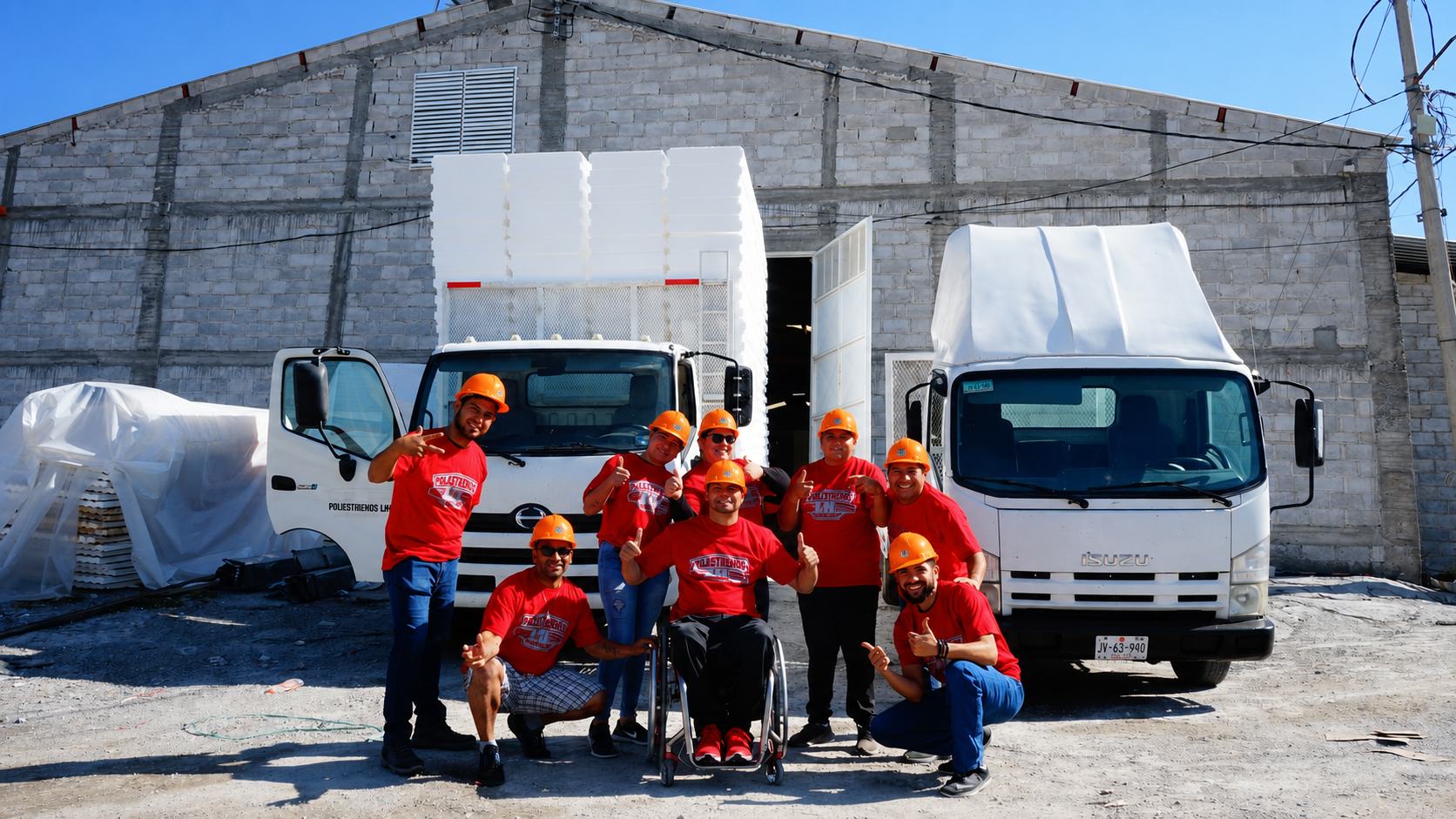 Nuestro equipo Logonza con uniforme y EPP frente a la planta de EPS.